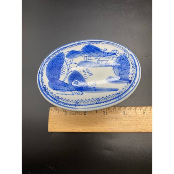Vintage Oriental Porcelain Trinket Box in Oval shape White and Blue pattern. - Picture 9 of 9